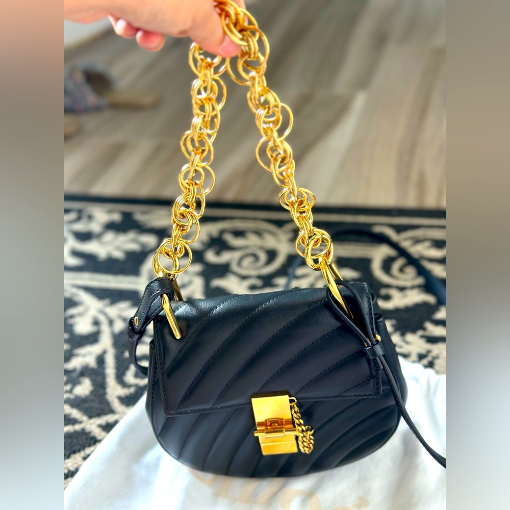 Chlo’e bag wt 2 handle. Chain handle and leather strap.